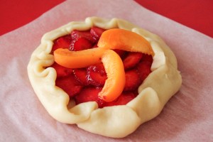 Галета с клубникой и абрикосами